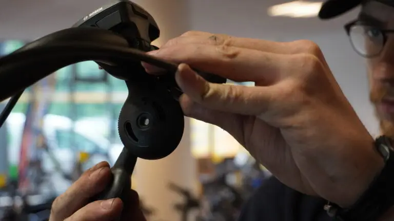 Der Lenker eines Fahrrads wird montiert
