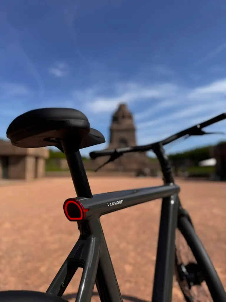 VanMoof S6 Drift Black vor dem Völkerschlachtdenkmal