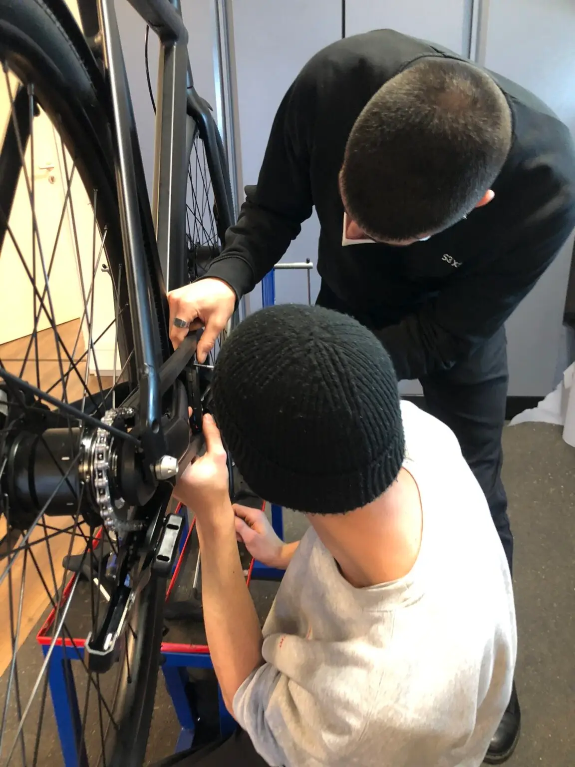 Mechaniker & Gutachter prüfen Fahrrad