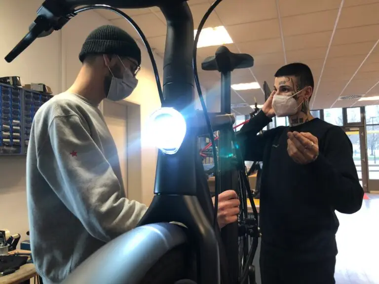 Fahrradmechaniker bei der Inspektion